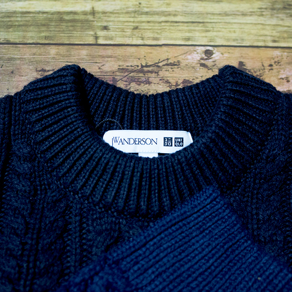 ケーブルクルネックセーター