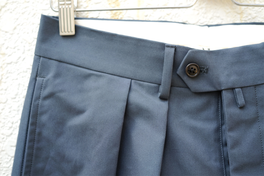 特徴は腰回りの「深い2タック」