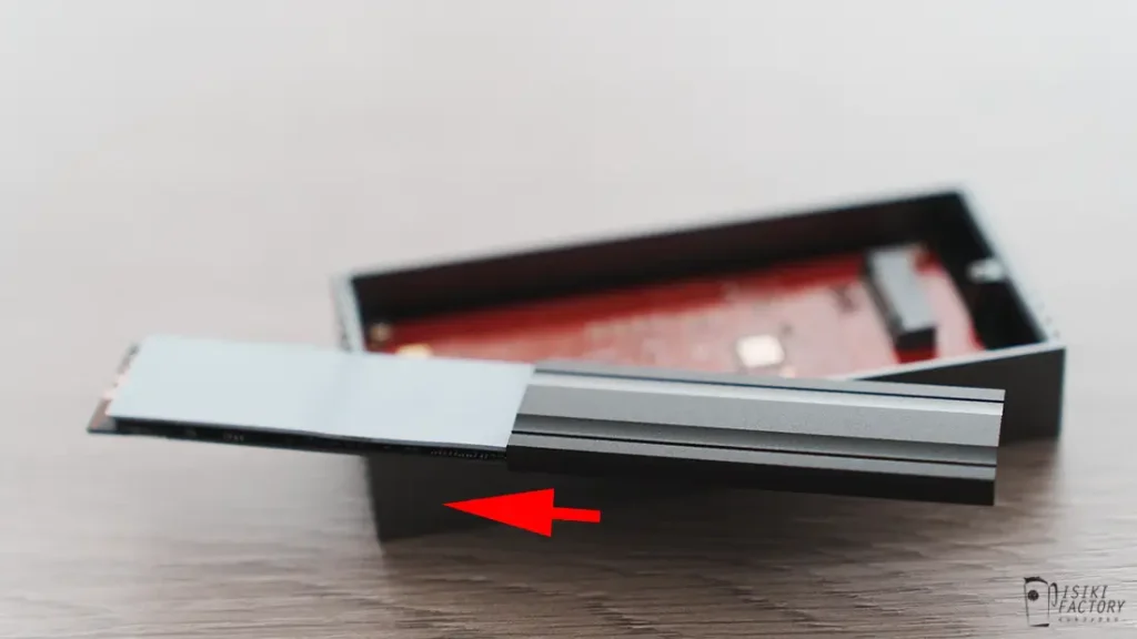 M.2SSDにヒートシンクを被せる(スライド)