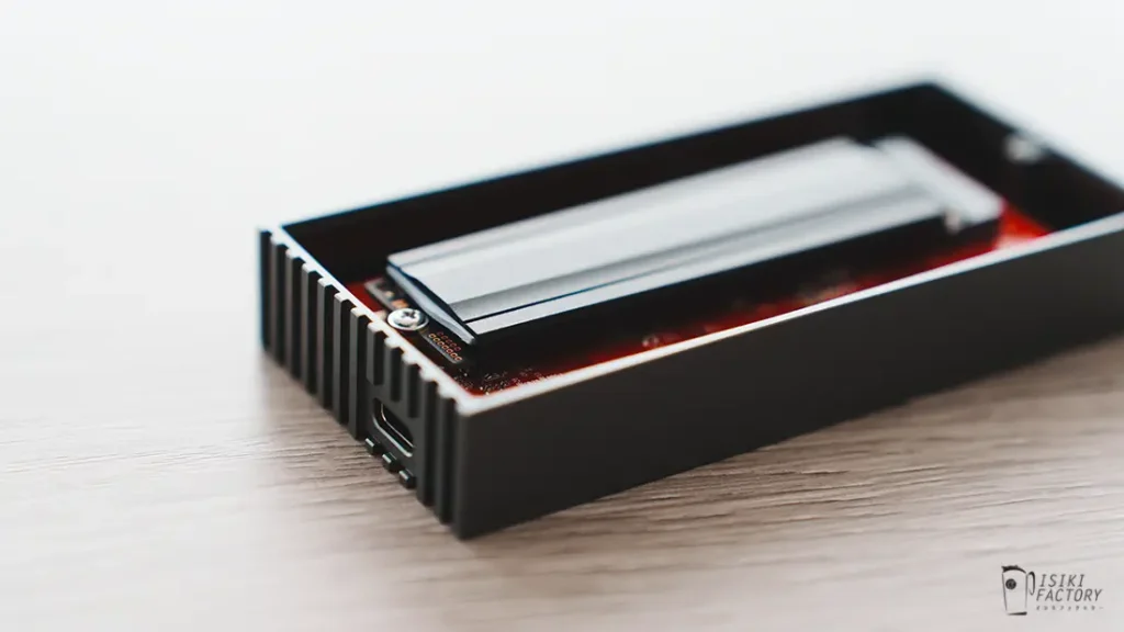 SSDを専用ケースに入れるだけ
