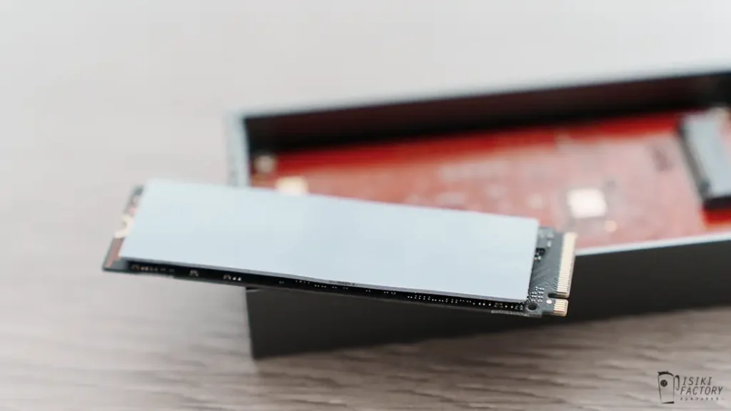 M.2 SSDにサーマルパッドを貼り付けた状態