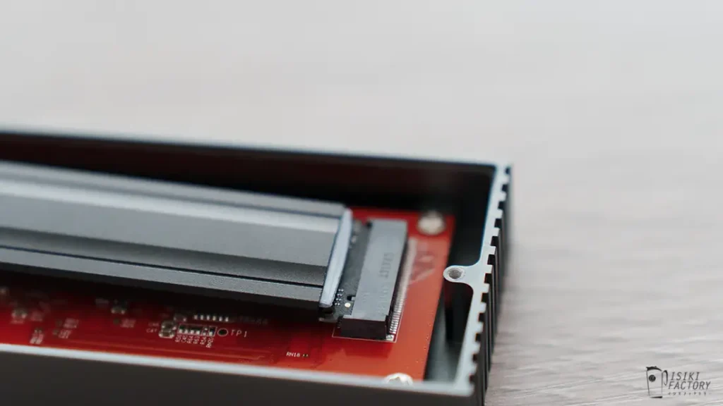 M.2 SSDの端子をケースに差し込む