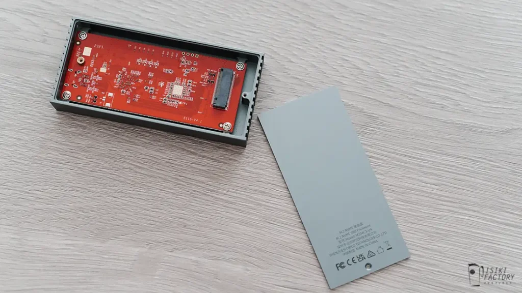 付属のドライバーでSSDケースの背面を開ける