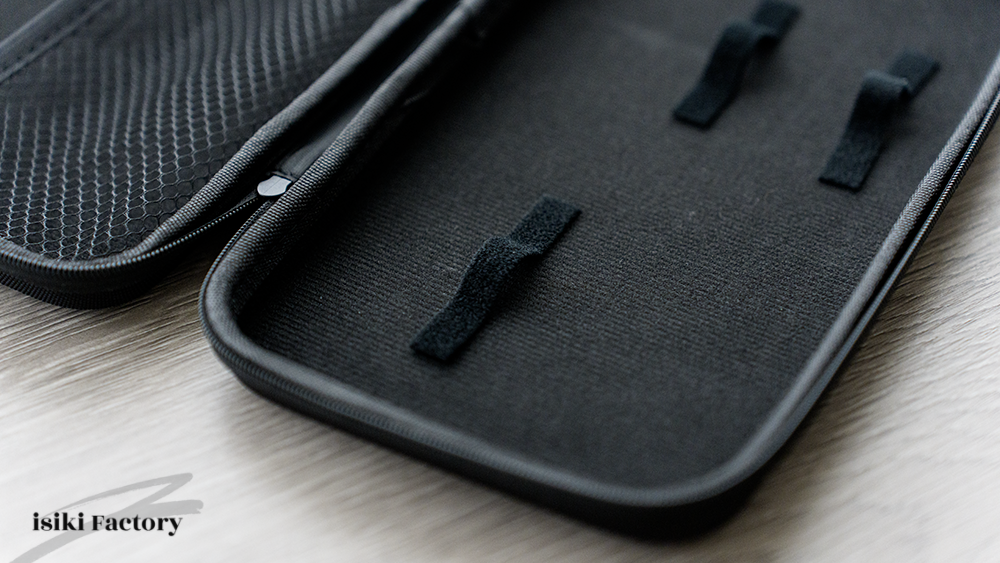 内側はマジックテープが貼れる