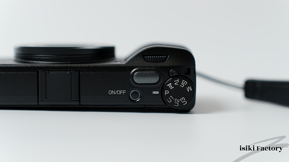 GRIV HDFのシャッターボタンはグレイッシュシルバー